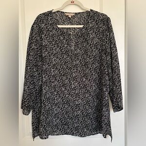 Banana Republic Black and White Patterned Blouse .
Size XL